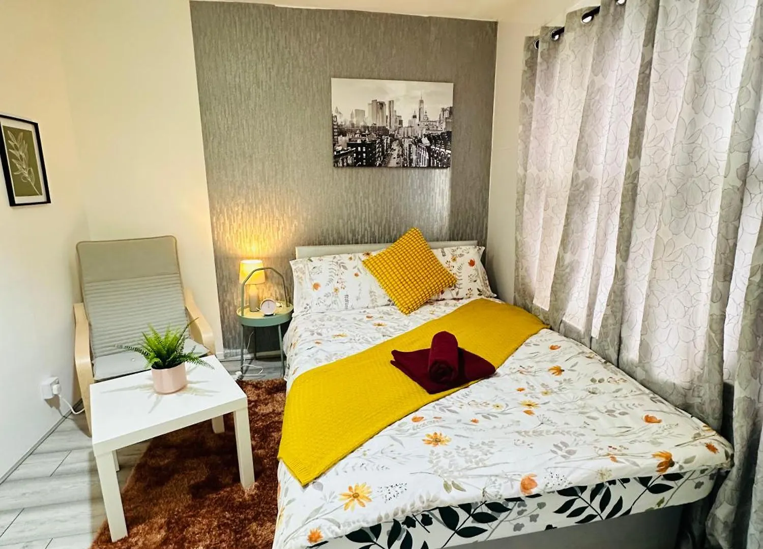 Flat In Aldgate East, London Apartment 0*,
