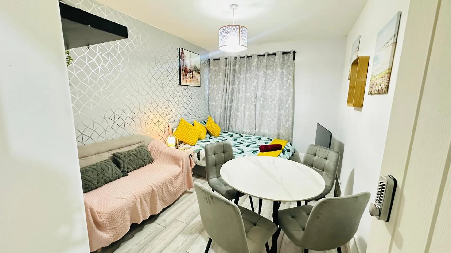 Flat In Aldgate East, London Apartment