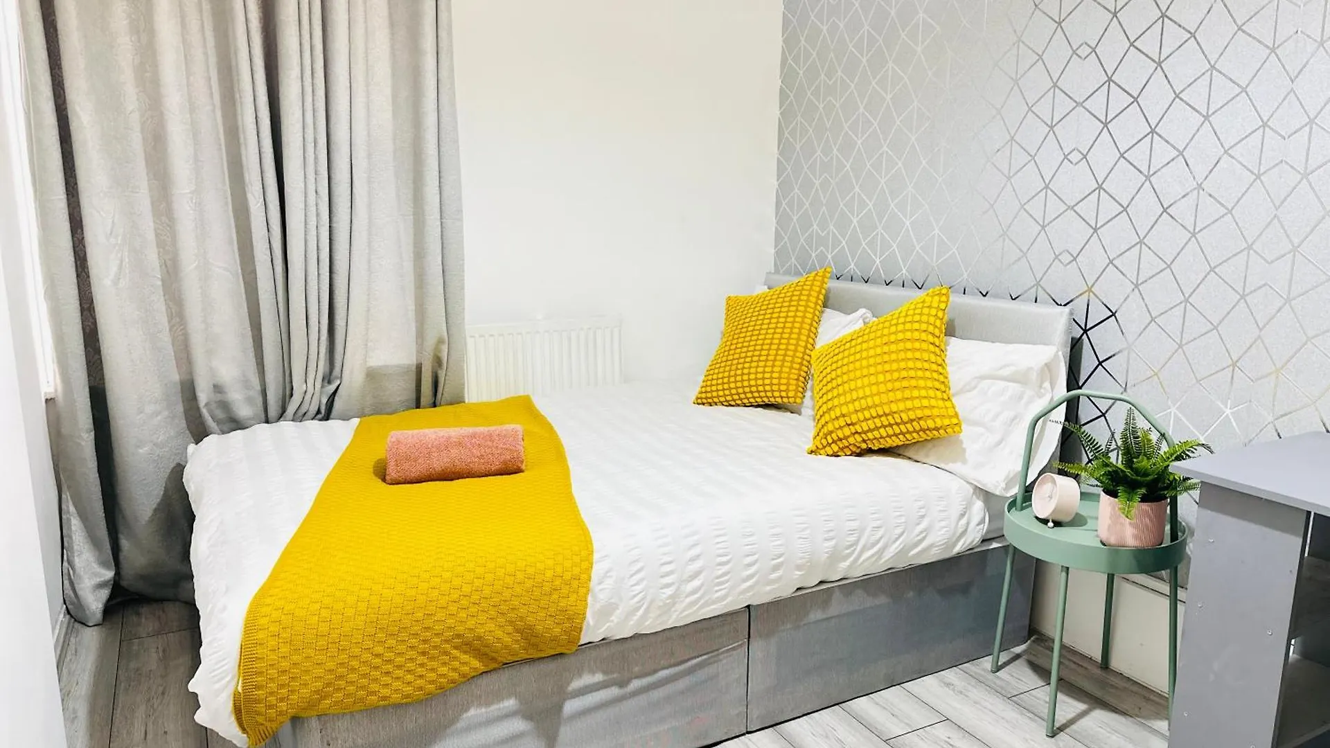Flat In Aldgate East, London Apartment